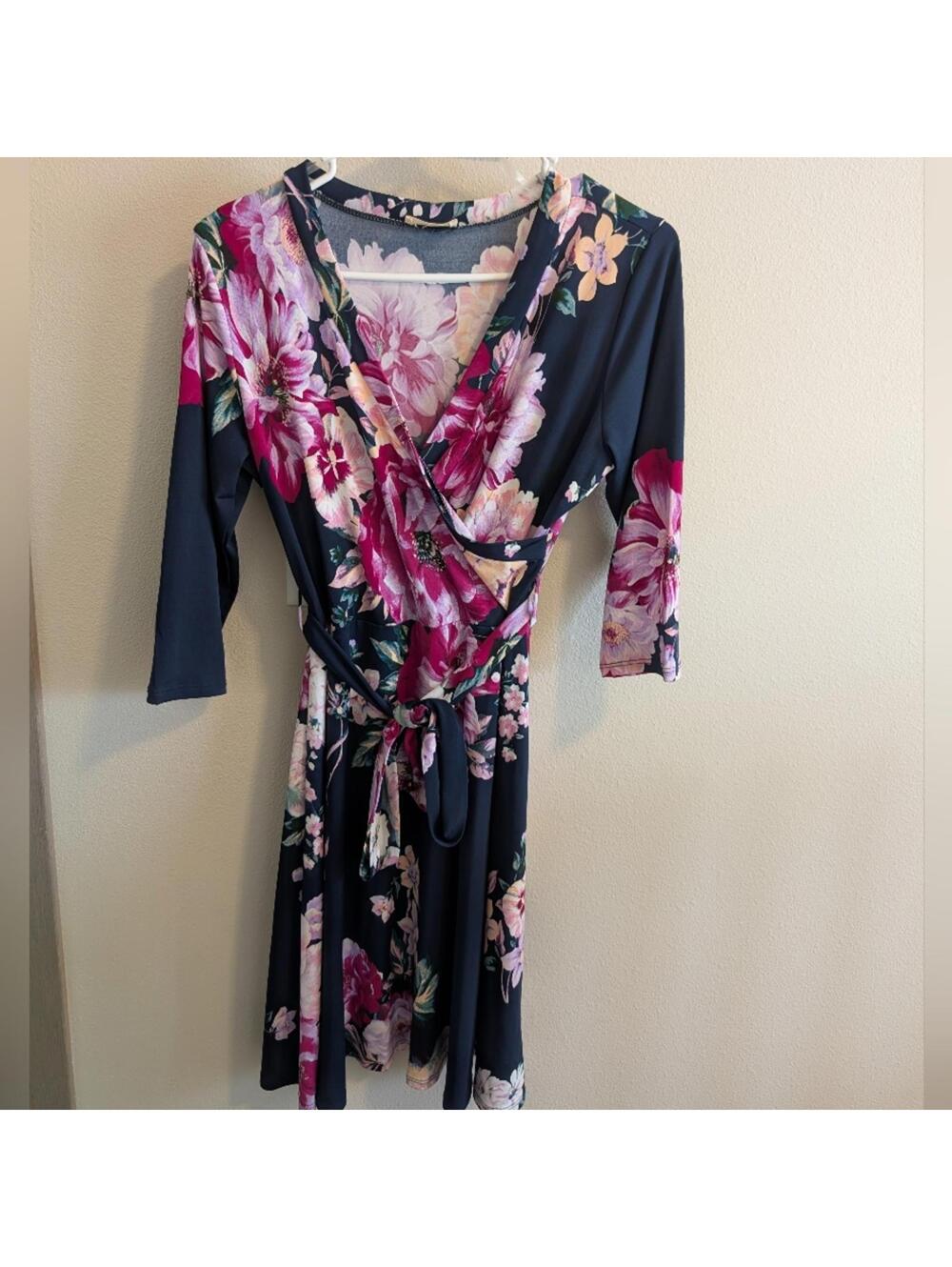 143 Story Women's Medium V Neck Wrap Style Navy Blue Floral Long Sleeve Dress